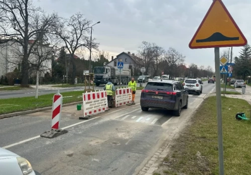 Aleja Kochanowskiego z przeszkodami. Montują progi i ograniczenie do 30 km/h