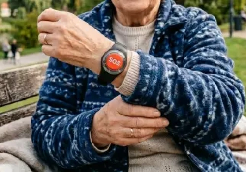 Inteligentne wsparcie dla olsztyńskich seniorów. 200 nowych opasek bezpieczeństwa