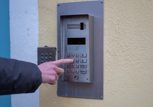 Nowi oszuści na osiedlach. Nikogo nie wypuszczaj na 