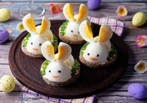 Te jajka podbijają internet przed Wielkanocą. Trzy pomysły, które zaskakują formą i smakiem