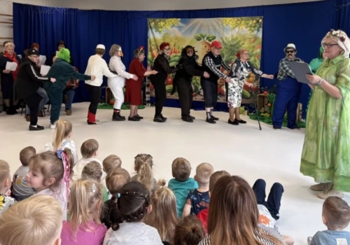 Międzypokoleniowe spotkanie w Czyżewie. Seniorzy wystawili „Rzepkę” dla przedszkolaków