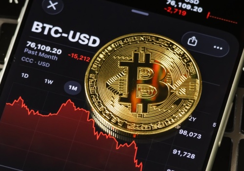 Cena Bitcoina próbuje wyrwać się z marazmu. 