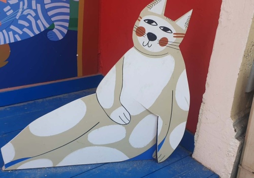 Akt wandalizmu w Cieszynie. Zniszczono element ilustracji serii “Kocia Szajka”