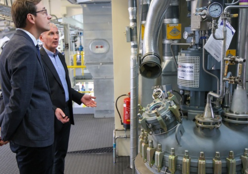 Bezpieczeństwo lekowe: Warszawa uruchamia centrum produkcji substancji czynnych (API)