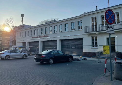 ‘Parking’ przed strażnicą JRG w Warszawie. Odholowane samochody i mandaty