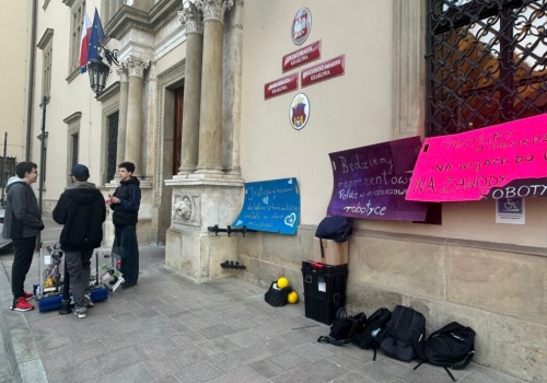 Uczniowie zbierają pieniądze na wyjazd do USA. Akcja pod Urzędem Miasta (Galeria)