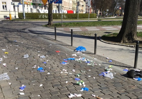 Słupszczanie alarmują: wiosna należy do śmieciarzy. Miasto walczy z plagą dzikich wysypisk