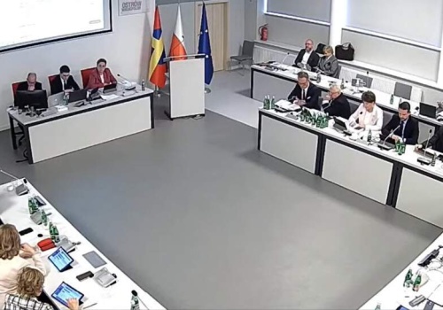 Spór o weto prezydenta w sprawie pożyczki SAFE podczas sesji rady miejskiej