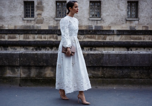 Bawełniane sukienki na wiosnę. Ażurowa z Zary wygląda jak wycinanka, w H&M i Reserved też są cudne