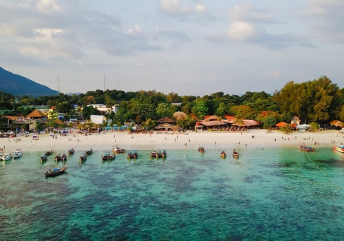 Turyści uciekają z rajskich plaż. Nowy kierunek zyskuje. Rząd już to zauważył