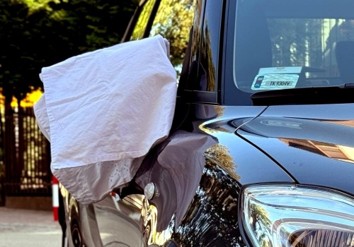 Biały ręcznik na lusterku to symbol. Jakie jest jego znaczenie?