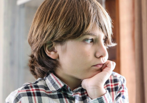 Dziecko zostaje samo w domu. Jedna zasada może je uchronić przed niebezpieczeństwem