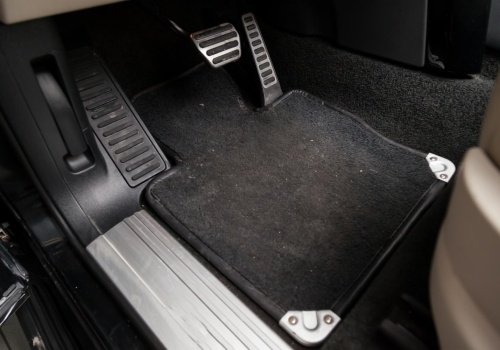 Welurowe czy gumowe? Wybieramy idealne dywaniki na nowy sezon