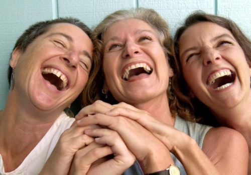 Humor i śmiech: Naturalne terapie poprawiające nastrój i zdrowie emocjonalne