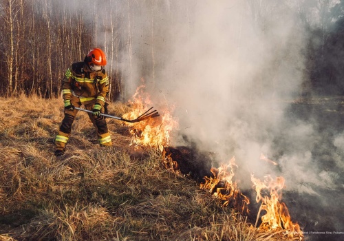 Małopolska: 45-latek ofiarą wypalania traw