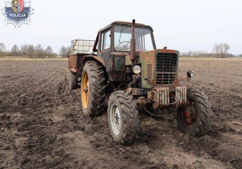 Uciekał ciągnikiem przed policją. Staranował radiowóz i ukrył się we wsi