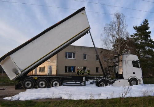 Wywrotka dotknęła przewodów, kierowca zginął na miejscu – czy tego da się uniknąć?
