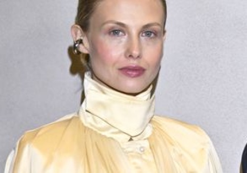 Wskoczyła w jedwabistą mini. Lansuje gorący trend