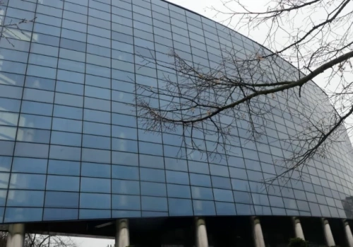 Mnożą się wątpliwości w sprawie planowanego przez miasto zakupu biurowca przy ul. Powstańców. Od wielu lat budynek stoi pusty