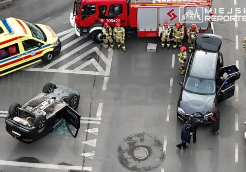 Dachowanie na Pradze Północ. Jedna osoba w szpitalu
