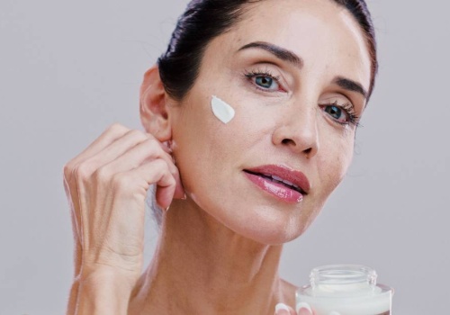 60-latki uwielbiają ten krem z jadem żmii - zatrzymuje powstawanie kurzych łapek!