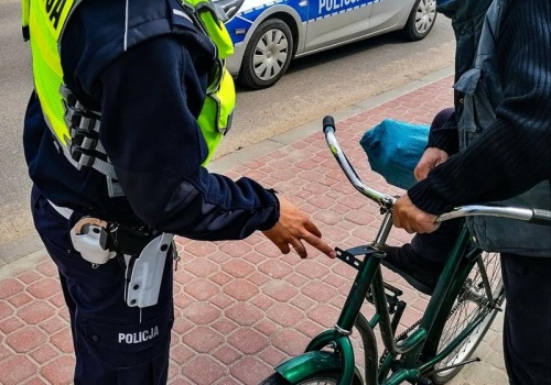 Śnieg nie zatrzymał rowerzystów. Jeden z nich jechał kompletnie pijany