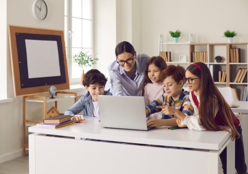 Użycie AI w edukacji może osłabiać rozwój kluczowych umiejętności. Badacze ostrzegają