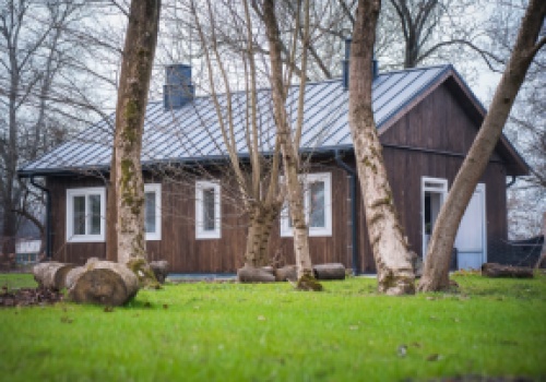 Domki fińskie wróciły na Pole Mokotowskie, w podobnym mieszkał Ryszard Kapuściński