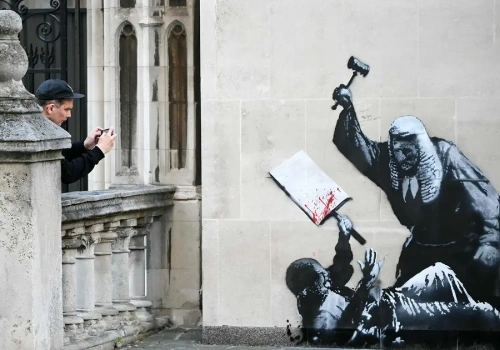 Czy musimy wiedzieć, kim są naprawdę Banksy i Ellena Ferrante?