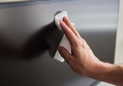Przestań przecierać tym telewizor. Dużo osób tak robi, a można łatwo zarysować ekran