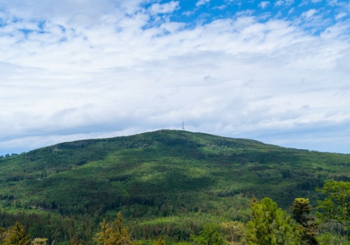 Jedna z najbardziej fascynujących gór w Polsce. Była miejscem kultu pogan