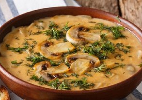 Dosypuję łyżeczkę do pieczarek. Sos ma głęboki kolor i jeszcze lepszy smak