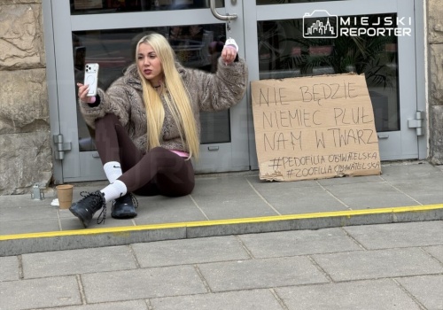 Marianna Schreiber przykuła się do drzwi. Polityczny protest w centrum Warszawy