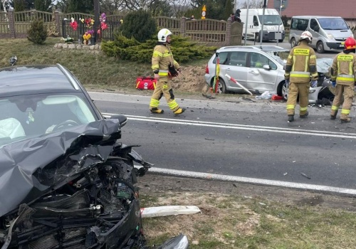 Wypadek z udziałem trzech samochodów osobowych na DW 263