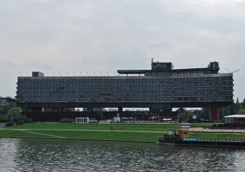 Ważą się losy Hotelu Forum. Społecznicy chcą jego ochrony, właściciel sprzeciwia się wpisaniu do rejestru zabytków