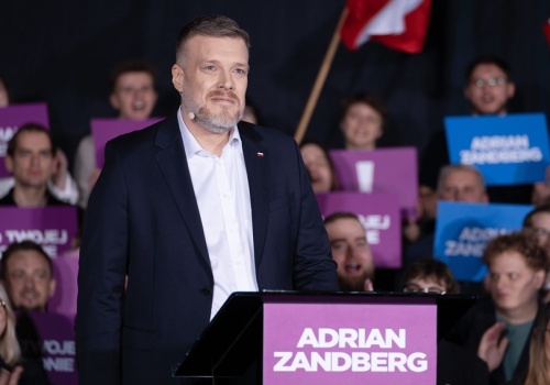 Adrian Zandberg zawiadamia UOKiK w sprawie płatnych narzędzi AI Google