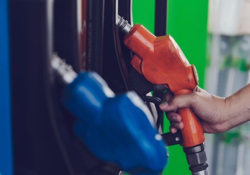 Pakiet CPN. Tyle zapłacimy za paliwo po obniżce VAT do 8 proc.