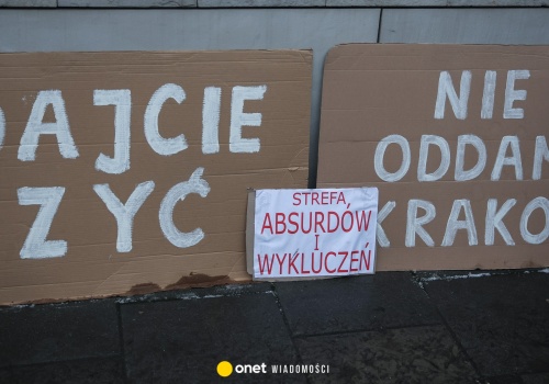 Policja znalazła znaki drogowe w mieszkaniu. Sąd zdecyduje o karze