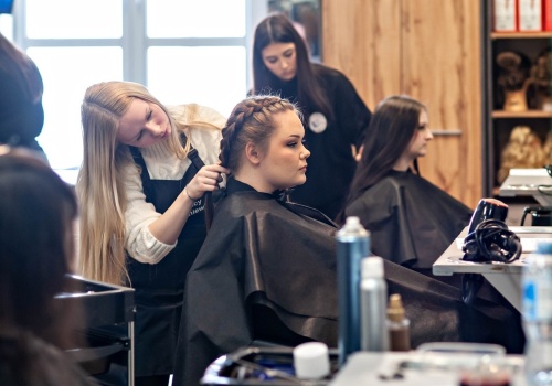 Naprawić samochód i uczesać modelkę