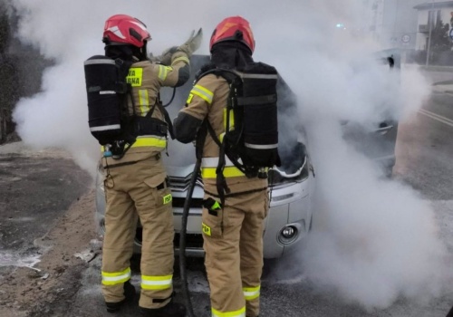 W trakcie jazdy Citroen zaczął się palić. Kobieta zdążyła w porę opuścić auto