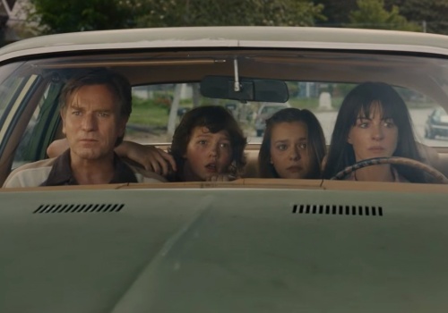 Stranger Things spotyka Park Jurajski? Pierwszy zwiastun filmu Koniec ulicy Dębowej z Anne Hathaway i Ewanem McGregorem