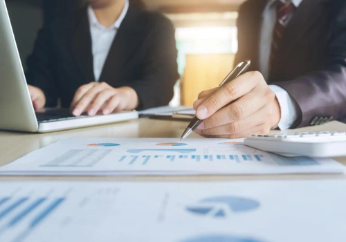 Chirurgiczne cięcia zamiast panicznych redukcji.  Jak ograniczać koszty, żeby nie zabić firmy