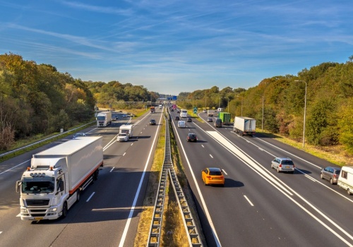 Wolniej w miastach, szybciej na autostradach. Dwa kraje zmieniają przepisy