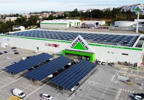 Znana sieć inwestuje w instalacje fotowoltaiczne na parkingach i dachach sklepów
