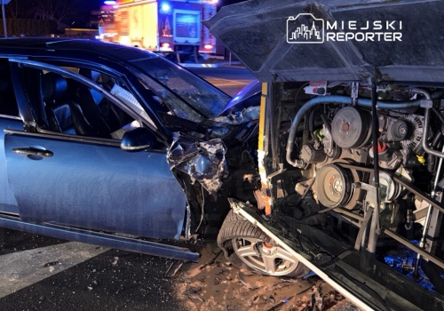 “Nie trąb księciu, jadę na odcięciu”. Hondą wjechał w tył autobusu miejskiego