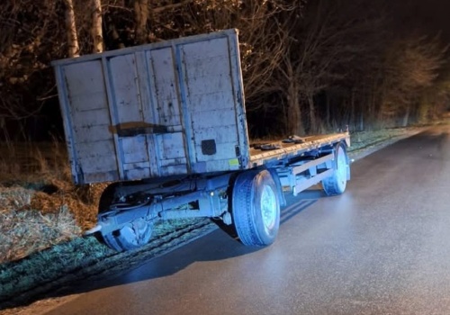 Brak wyobraźni może skutkować groźnym wypadkiem. Na drodze stoi pozostawiona przyczepa