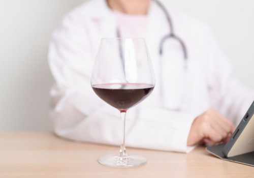 Alkohol kradnie zdrowie mocniej niż zła dieta. Wątroba jest tylko wstępem