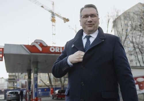 Rząd z poślizgiem podjął paliwowy projekt PiS