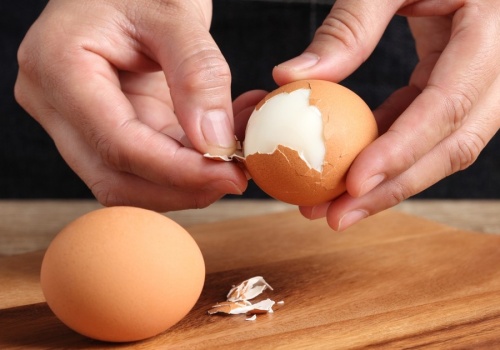 Jak długo trzymać ugotowane jajka w lodówce? Jeden błąd może przynieść opłakane skutki