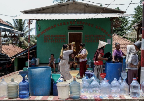 Ukryta cena braku wody. Zmiany klimatu uderzają w kobiety na całym świecie